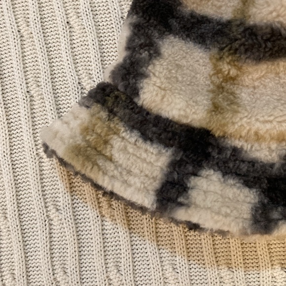 NWT Zara Women’s Sherpa Bucket Hat ~ 56 cm ~ Plaid - Picture 2 of 7